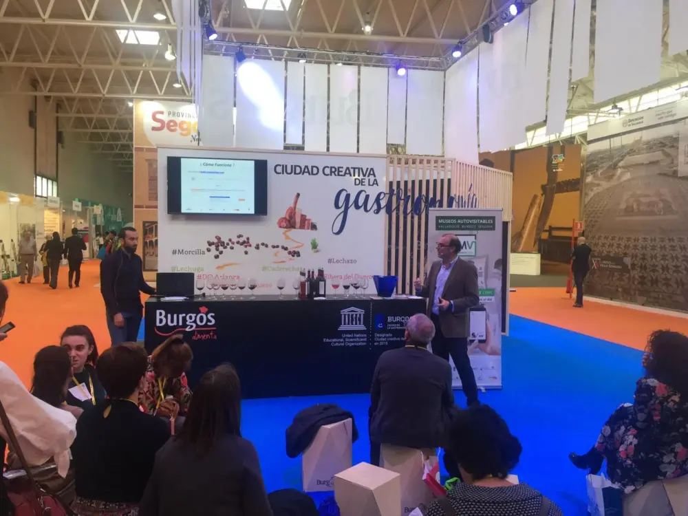 Presentación del proyecto Museos Vivos en el stand de Burgos Alimenta durante la feria Intur.