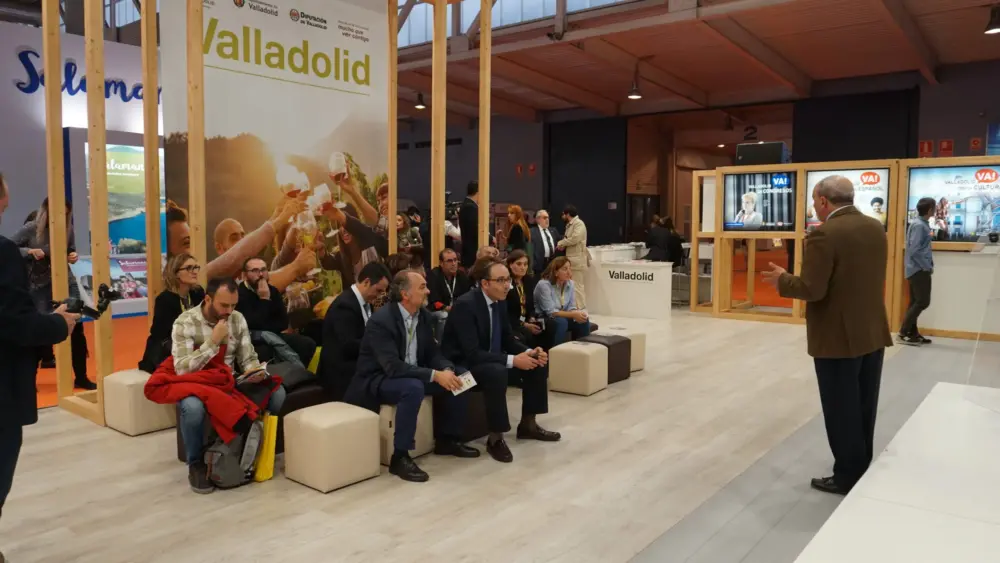 Ponente dando una charla ante el público sentado en el stand institucional de Valladolid en la feria.