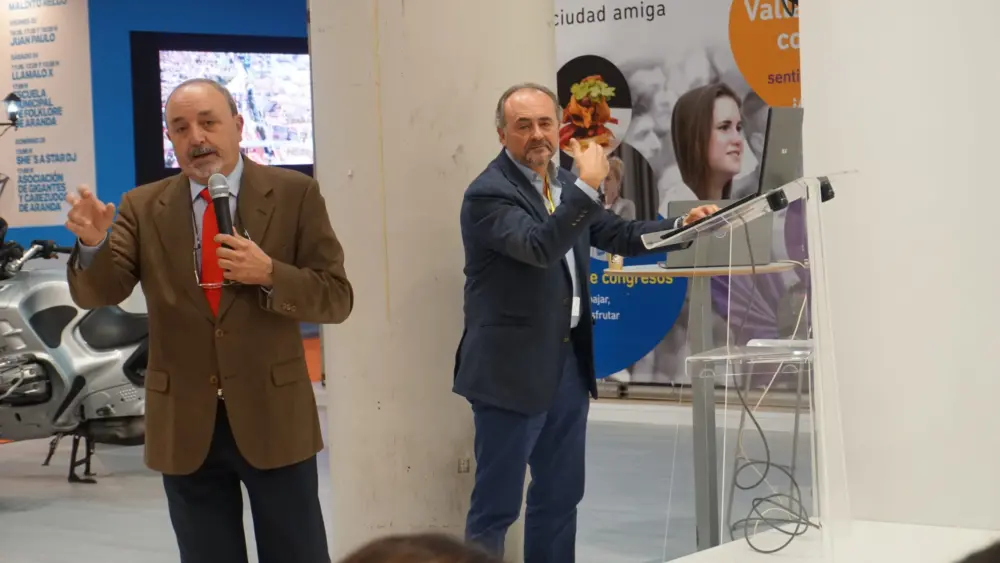 Representante institucional explicando los recursos turísticos en el stand de Valladolid durante la feria Intur 2018.