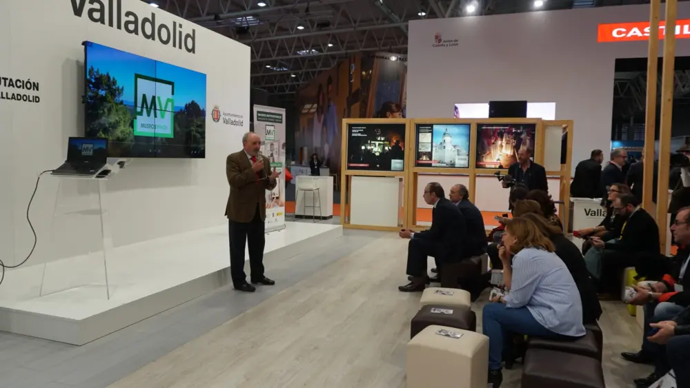 Presentación del proyecto Museos Vivos con ponente hablando ante el público en el stand de Valladolid en Intur.