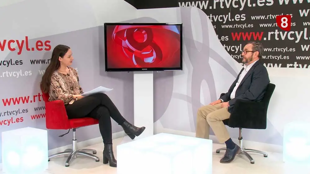 Estudio de televisión de la cadena RTVCYL durante una entrevista en un set moderno con paredes que muestran el logotipo de la cadena y la dirección web www.rtvcyl.es. Estudio de televisión de la cadena RTVCYL durante una entrevista en un set moderno con paredes que muestran el logotipo de la cadena y la dirección web www.rtvcyl.es.