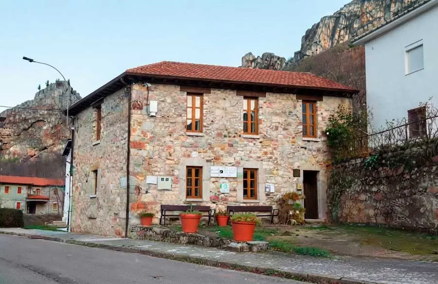 Fachada del Museo del Pastor en los-Barrios de Luna en León
