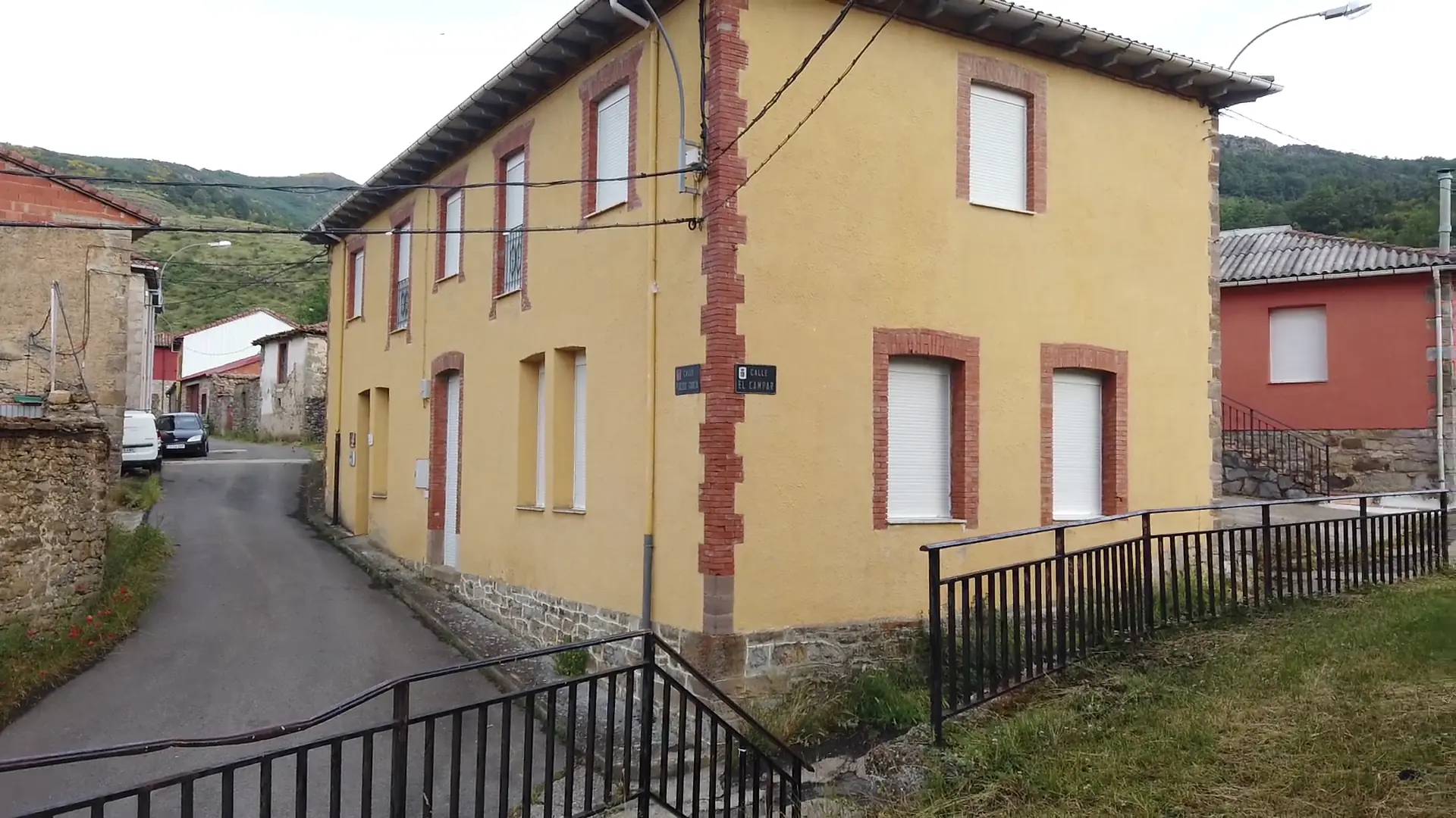 Fachada Centro de la Reserva de la Biosfera en Geras de Gordón