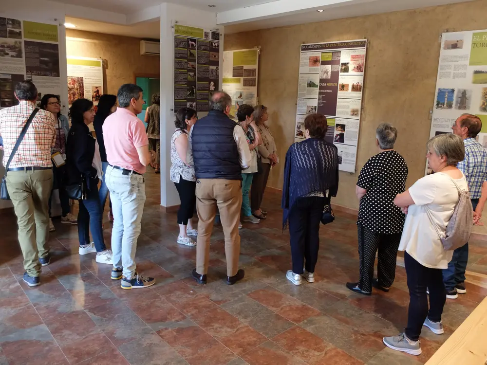 Visita de un grupo de turistas al museo de la caza