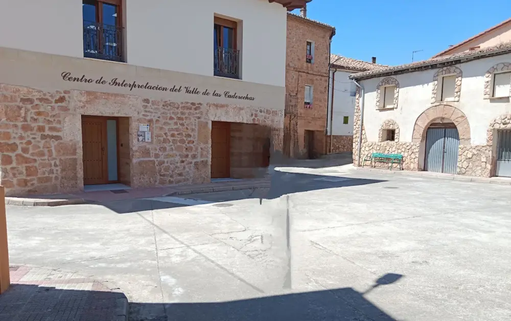Fachada de piedra y entrada principal del Centro de Interpretación del Valle de las Caderechas en la plaza.