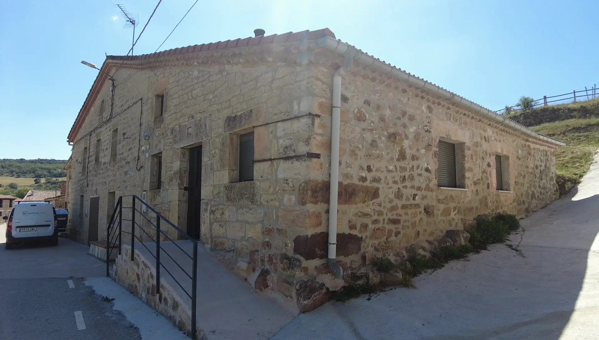 Fachada Museo de los Dinosarios en Torrelara