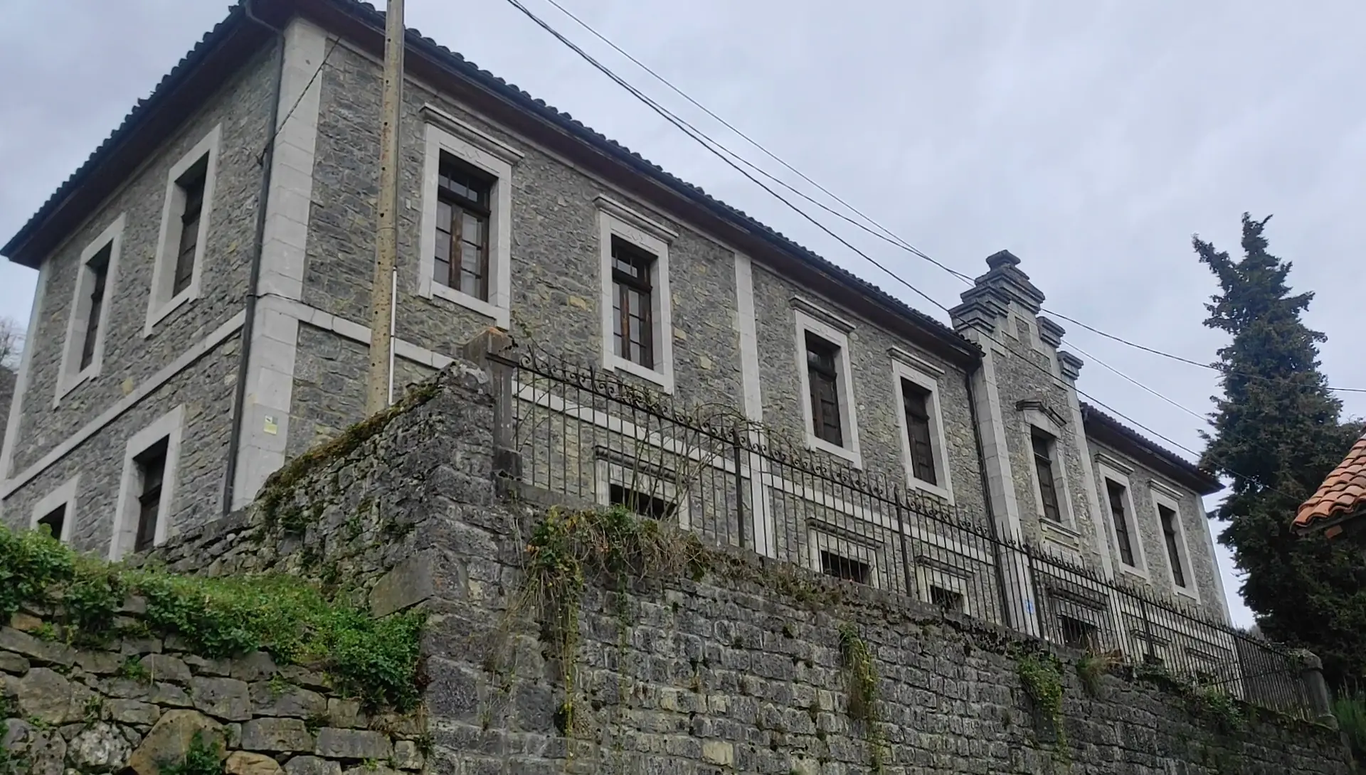 Fachada Escuela Soto Sajambre Fachada Escuela Soto Sajambre