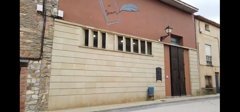 Sala de museo con varios maniquíes vestidos con trajes tradicionales regionales frente a un gran mural pintado con escenas campestres y personajes de época.