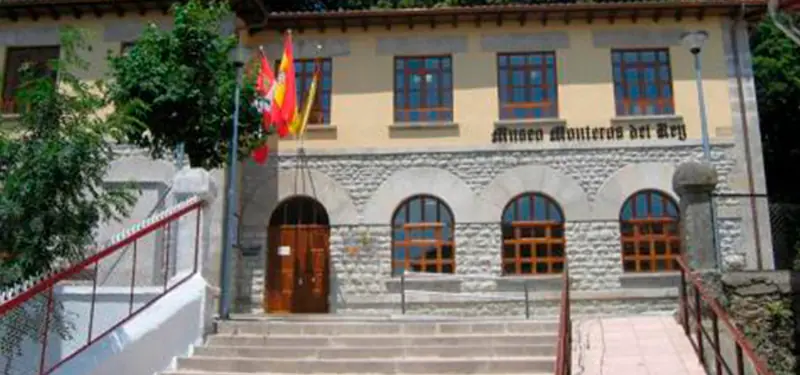 Fachada exterior del Museo de los Monteros del Rey en Espinosa de los Monteros, Burgos, con escalinata de acceso y arcos de piedra.