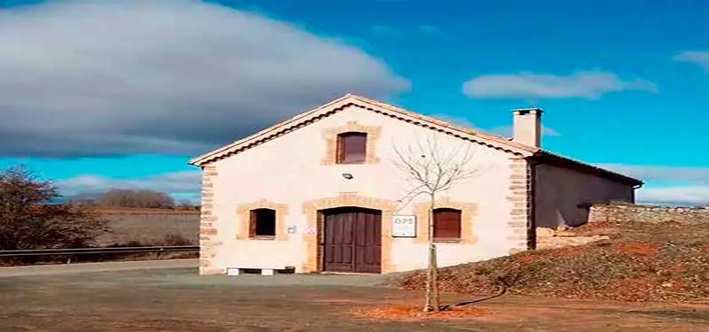 Comparativa de iluminación en la fachada del Espacio Cultural Villa Romana Los Quintanares en Rioseco de Soria.